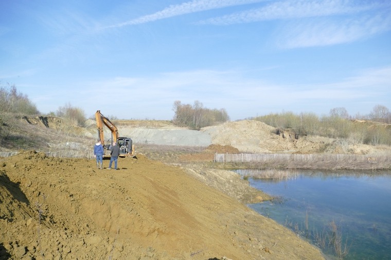 le début des aménagements de l'installation d'un mur à Hirondelles des rivages à l'Argilière de Mouscron (Sterreberg)